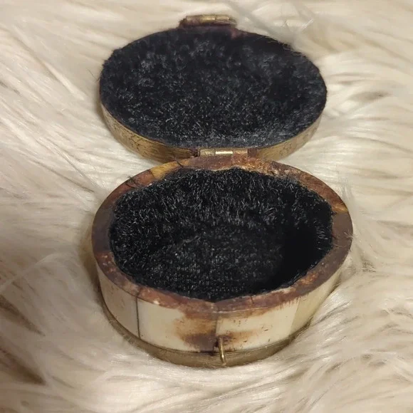 Old vintage camel bone trinket jewelry box with brass inlay - Picture 6 of 6